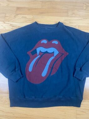 American Eagle Rolling Stones Vampire Fang Lips Crew Size M Oversized Distressed